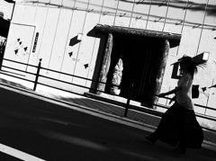 横切る人々