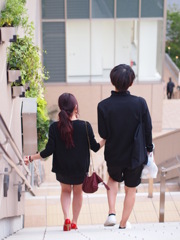 手をつなぐ