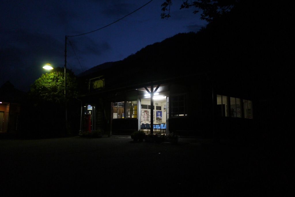 静かな駅舎