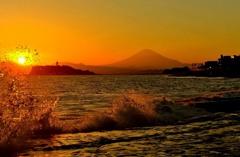 染まる波