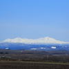 青空 雪の山 褐色の大地