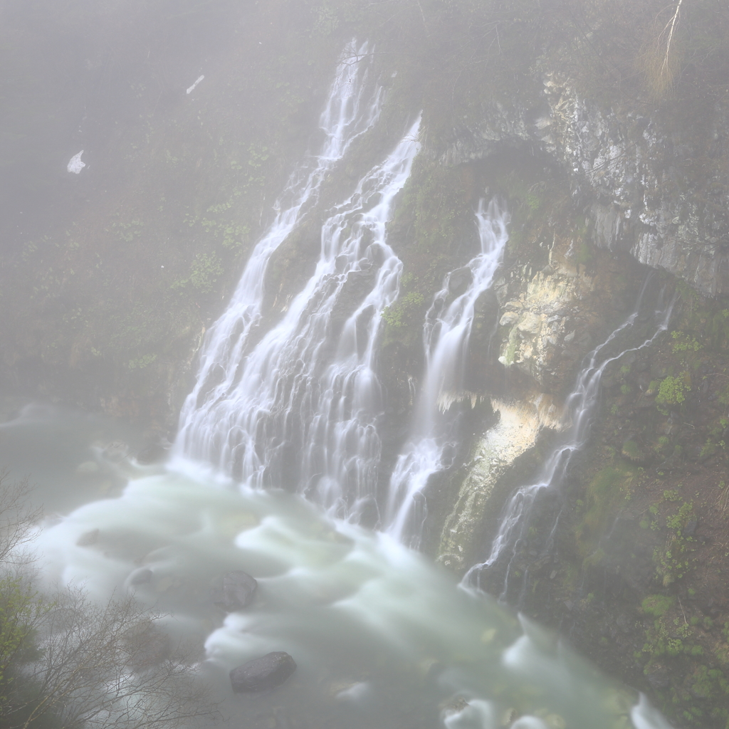 春霧に霞む滝