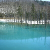 残雪の青い池