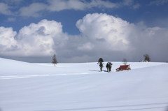 雪景色の赤い屋根