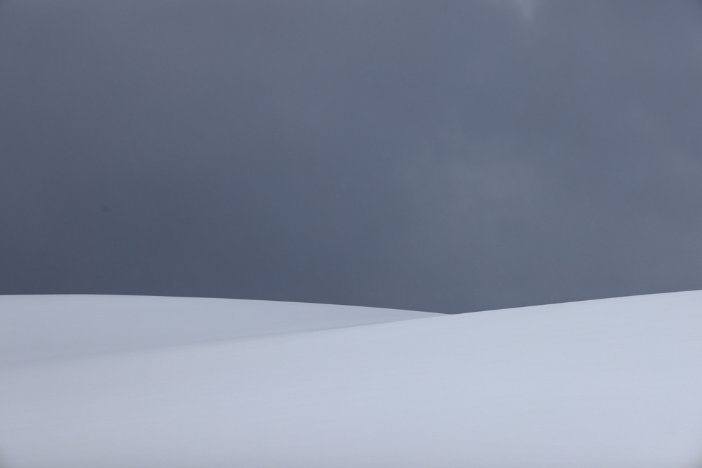 雪と光と雲の色
