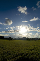 夕日前の空と田畑