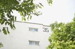 ３５