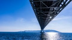 青い海と空と明石海峡大橋