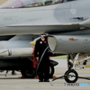 戦闘機に吸い込まれるもの。