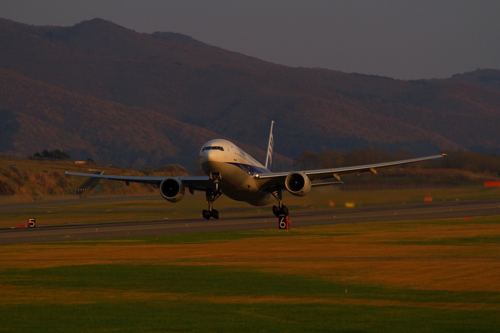 夕焼けと紅葉に染まる函館空港