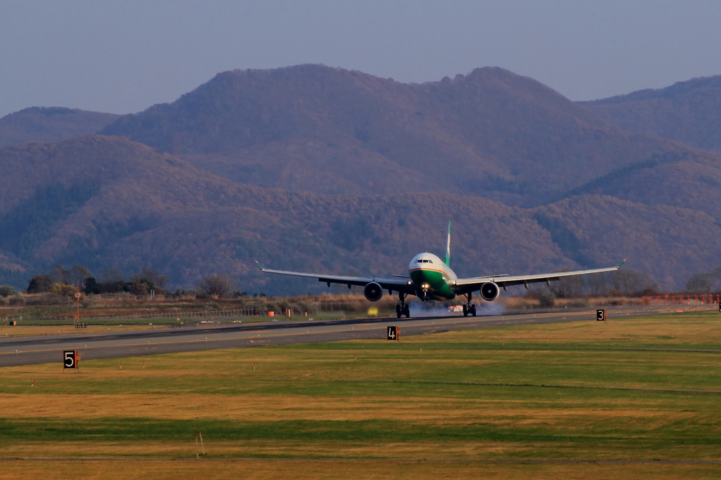 EVA AIR A330 Touch Down