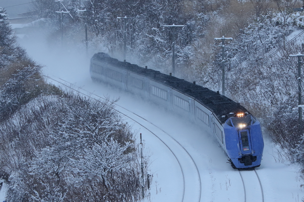 雪を巻き上げて。