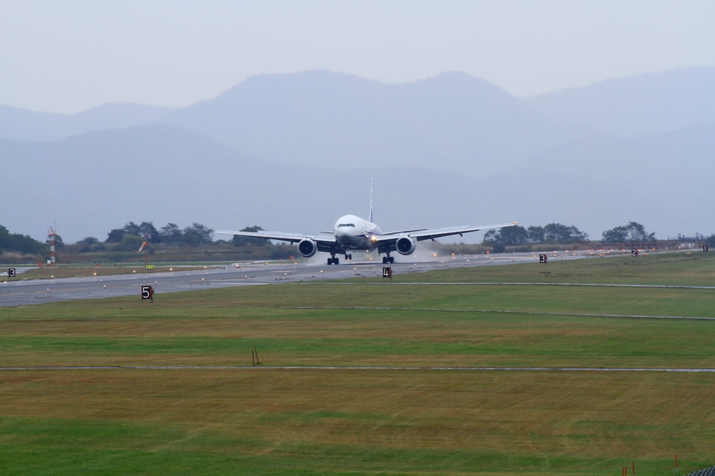 ANA B777-200 Touch down