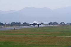 ANA B777-200 Touch down