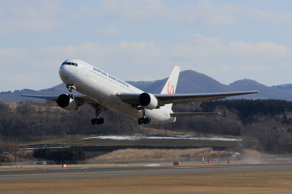 JAL B767 Take Off