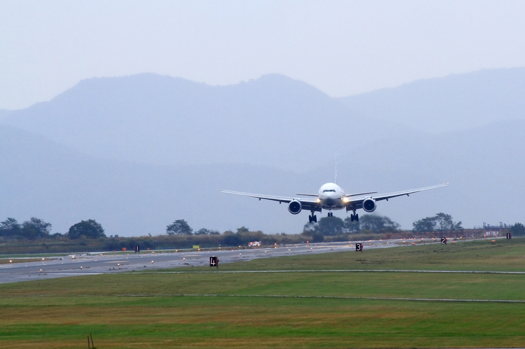 ANA B777-200 Landing
