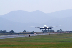 ANA B777-200 Landing