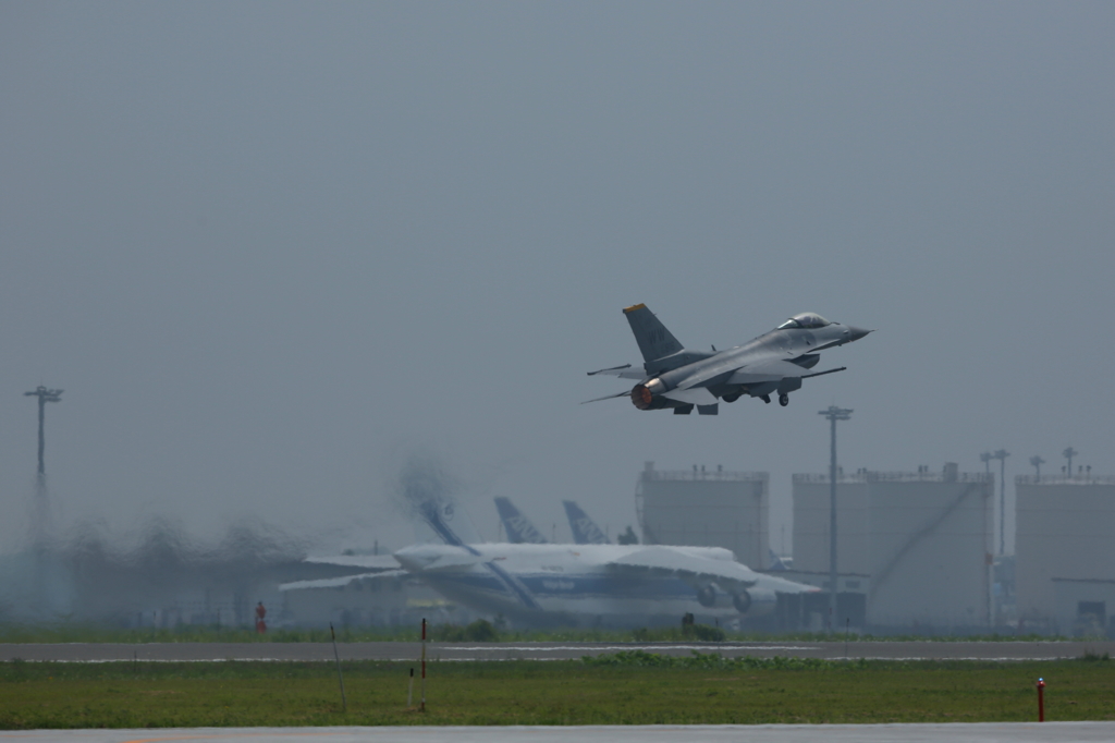PACAF F-16CJ とアントノフ