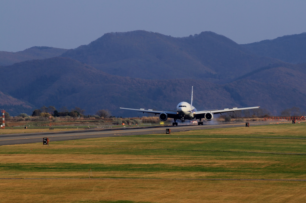 ANA B777 Touch Down