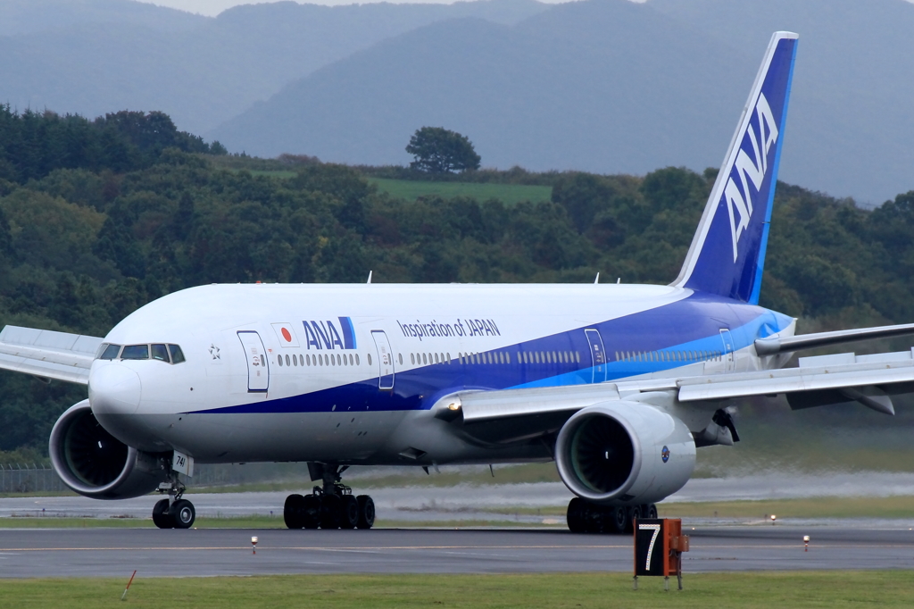 ANA B777-200 Taxiing