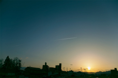 夕暮れ飛行機雲