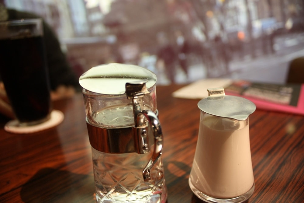 somthing on the table in 神宮前ロータスa