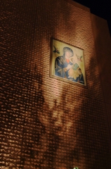 御母の胸に眠り給う