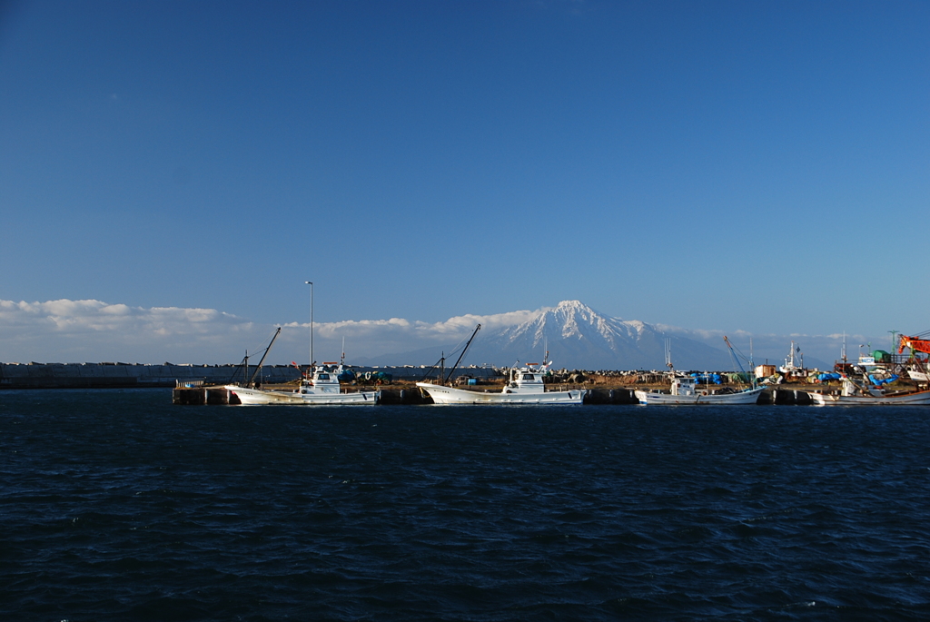 初夏の抜海港と利尻岳