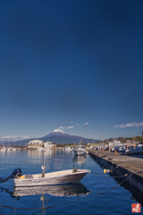 名峰を望む漁港