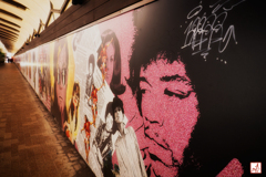 アースティックな通りを闊歩する