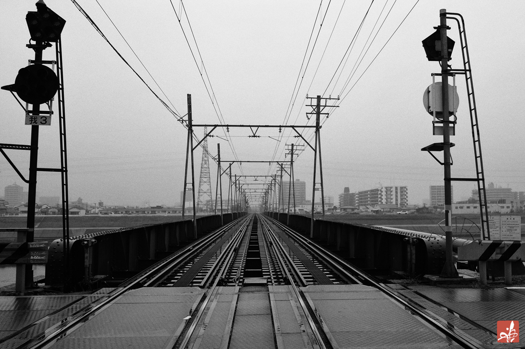 濡れた橋梁の向う側へ