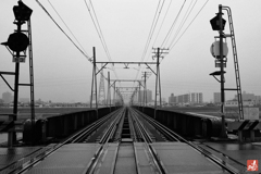 濡れた橋梁の向う側へ