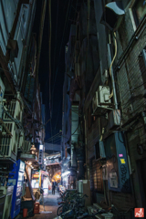 路地裏を吹き抜ける空っ風