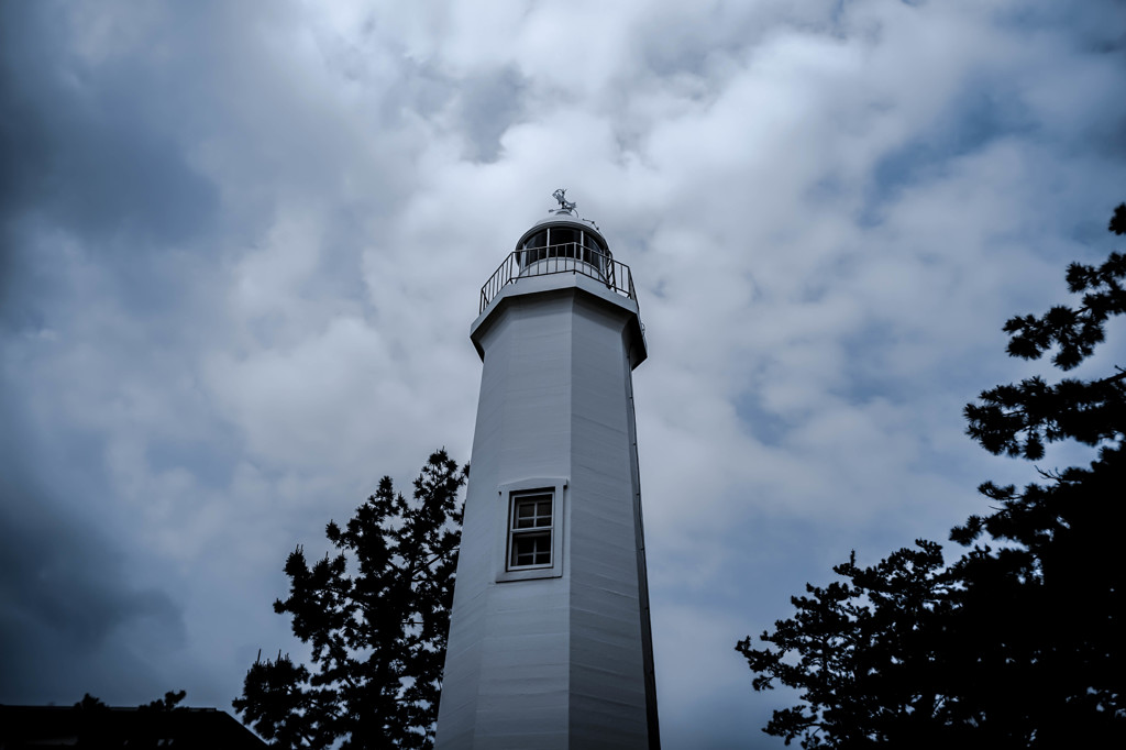 雲を照らす灯台