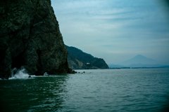 波に洗われる崖と富士