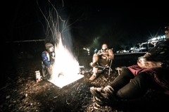 厳寒の中語る男たち