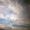 雲から覗く夏の青空