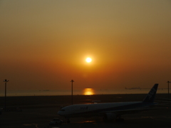 日の出と飛行機