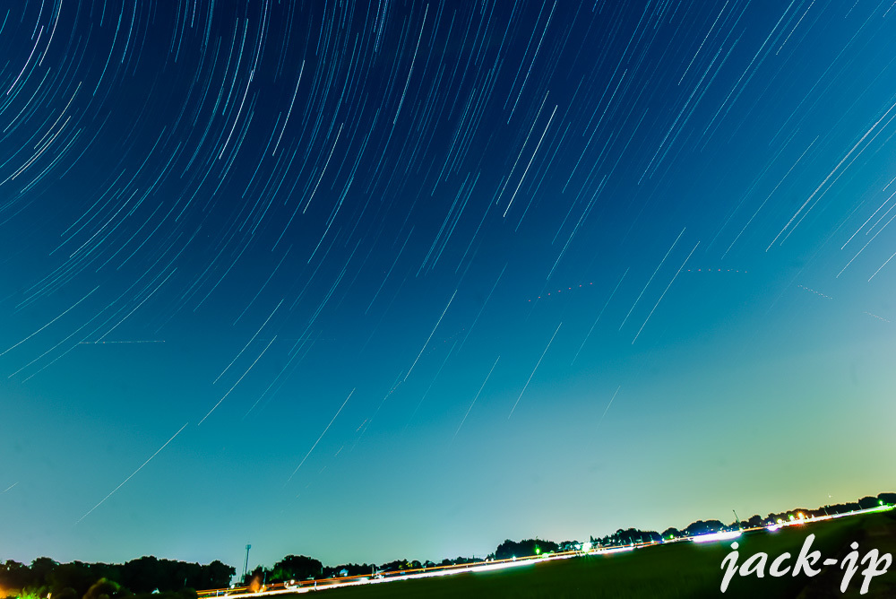 夏の夜の流れる星々