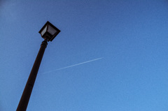 飛行機雲と青い空