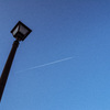 飛行機雲と青い空