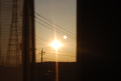 窓から覗く夕日