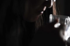 飲む