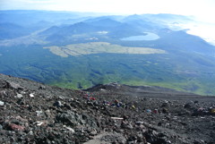 頂上を目指す登山者