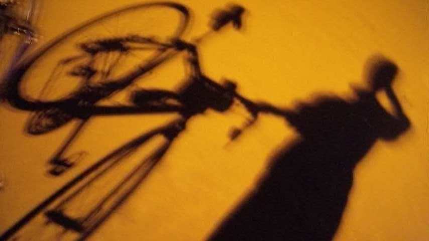 自転車と影