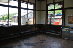 岩舟駅の待合室