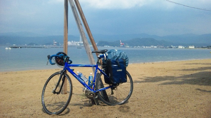 雨上がりの砂浜と自転車