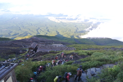 ご来光へ向けて歩く登山者