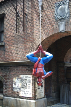 町中にスパイダーマン（笑）