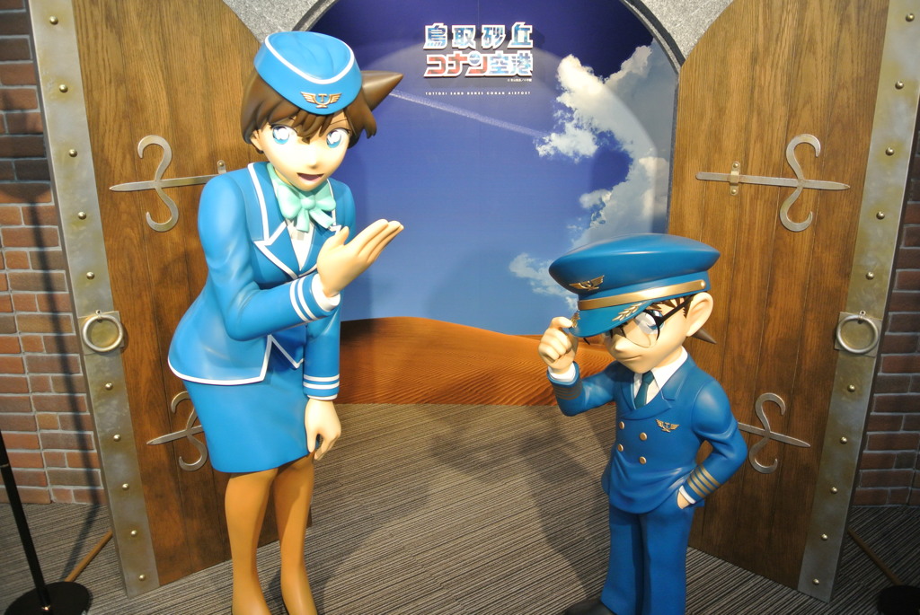 コナンと蘭ちゃんの像がお出迎え